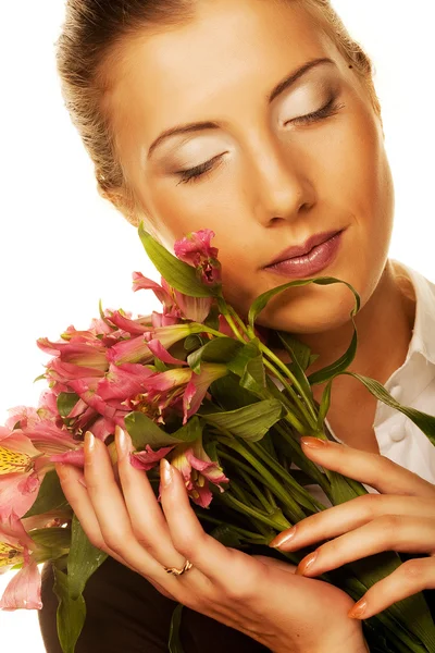 Jonge vrouw met roze bloemen. — Stockfoto
