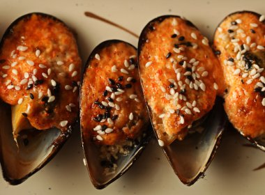 Lezzetli pişirilmiş midyeler.