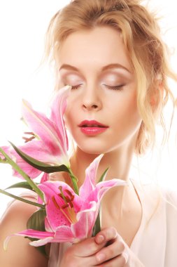 Pembe zambaklı genç kadın