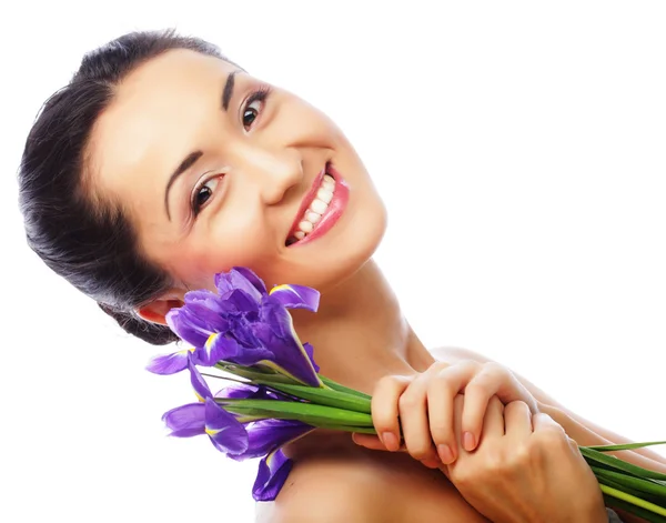 Jovem modelo asiático com flores de íris . — Fotografia de Stock