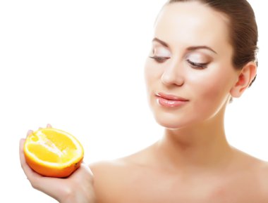 Elinde portakal olan kadın Whit 'e izole edilmiş stüdyo portresi.