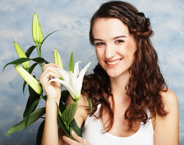 Beauty face of the young woman with pink lily — Stock Photo, Image