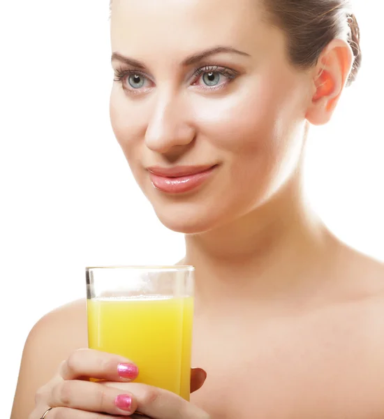 Jovem mulher feliz beber suco de laranja. — Fotografia de Stock