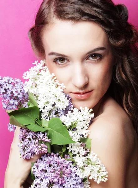 Jovem mulher bonita com flores lilás — Fotografia de Stock