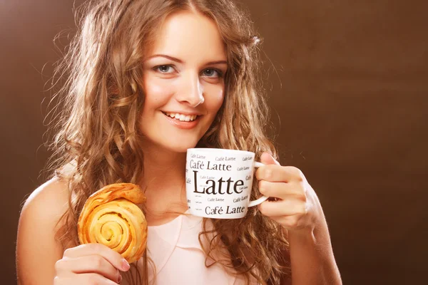 Ung kvinna med kaffe och kaka — Stockfoto