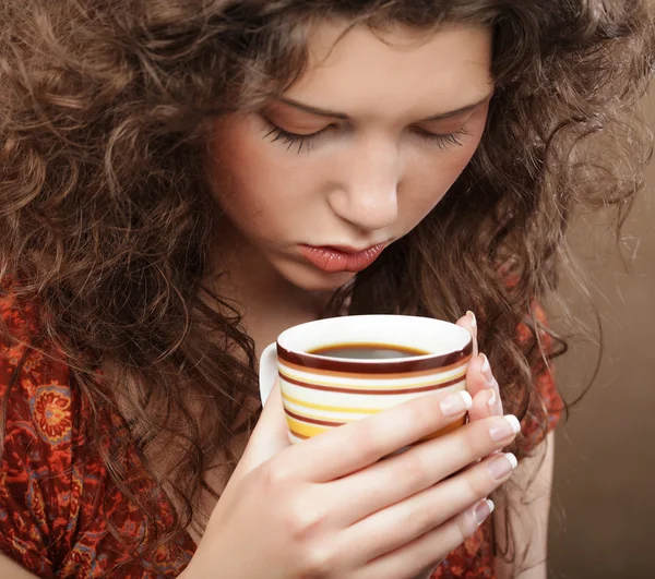Žena s voňavou kávou — Stock fotografie