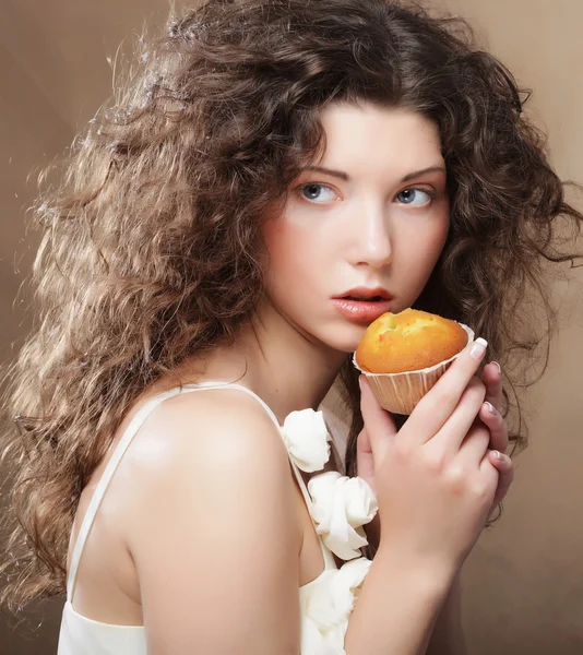 Young curly woman with a cake — Stock Photo, Image