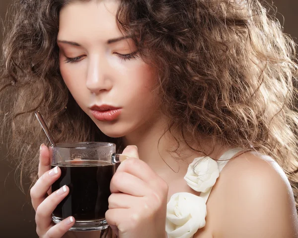 Frau mit einem aromatischen Kaffee — Stockfoto