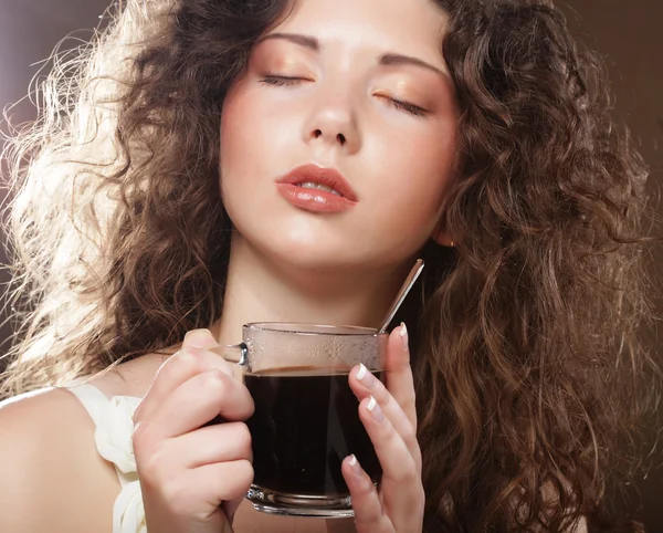 Junge Frau trinkt Kaffee — Stockfoto