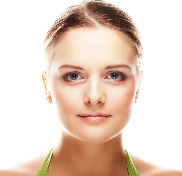 Piękna uśmiechnięta twarz młodej kobiety ze zdrową, czystą skórą — Zdjęcie stockowe