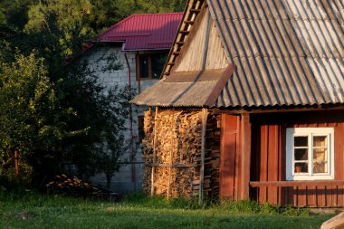 Karpat Dağları görünümünde eski Romence Köyü