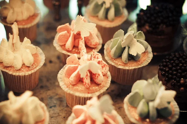 Pastel en ventana exhibición cantimplora comida postre sabroso —  Fotos de Stock