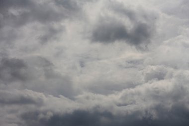 Yağmurdan önce kara fırtına bulutları