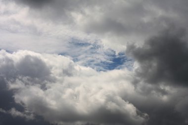 Yağmurdan önce kara fırtına bulutları
