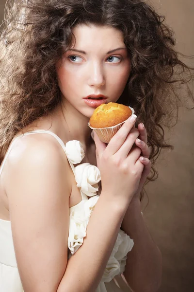 ケーキの若い美しさの少女 — ストック写真