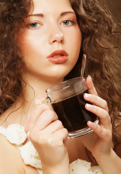 Mulher com um café aromático — Fotografia de Stock