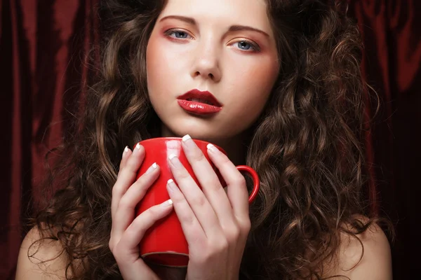 Giovane donna che beve caffè — Foto Stock