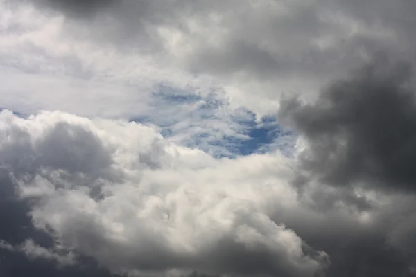 Dark storm clouds before rain — Stock Photo, Image