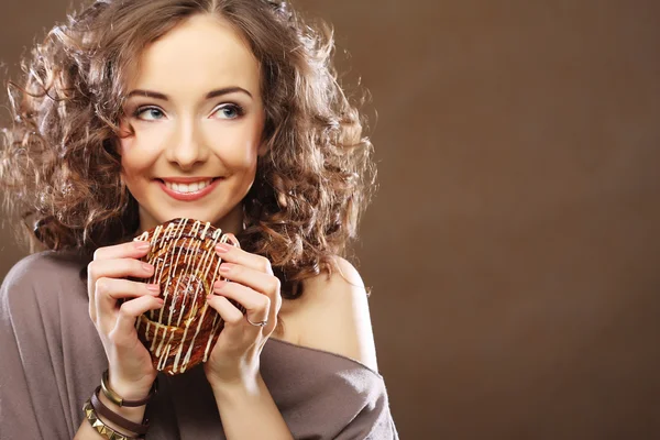 Giovane donna riccia con una torta — Foto Stock