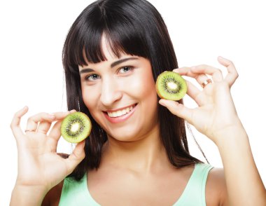 Kivi tutan mutlu kadın.