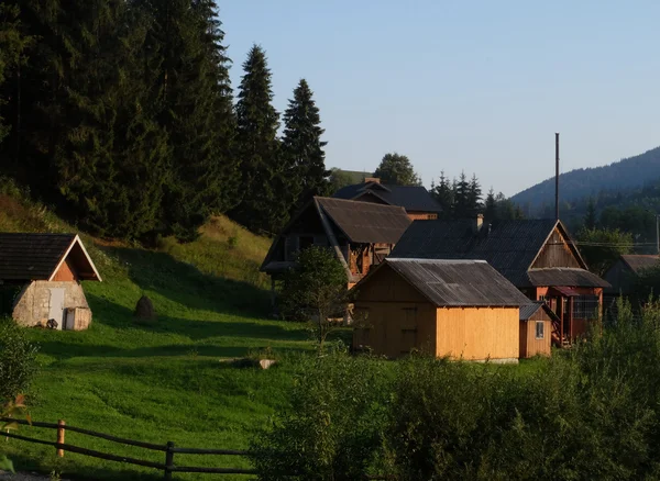 Utsikt över gamla rumänska byn i Karpaterna — Stockfoto