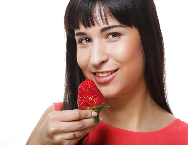 Schöne glücklich lächelnde Frau mit Erdbeere — Stockfoto