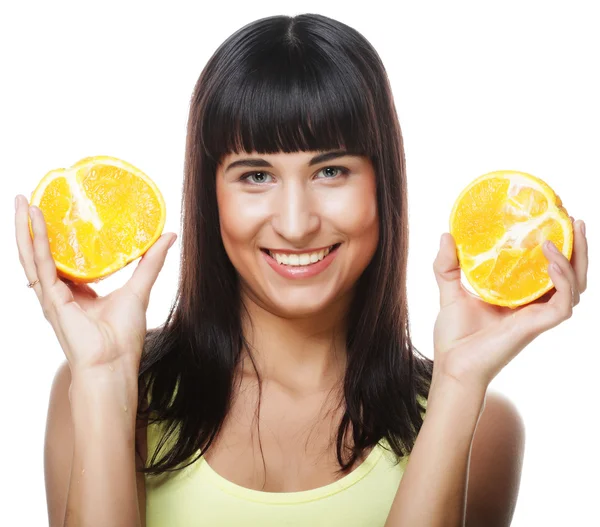 Vrouw met sinaasappels in haar handen studio portret geïsoleerd op whit — Stockfoto