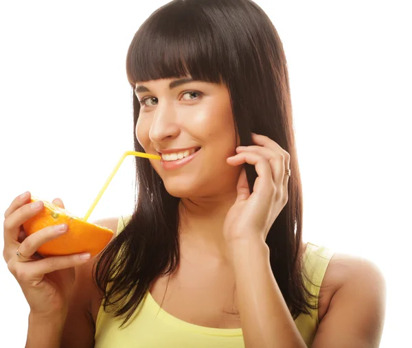 Mulher bonita beber suco de laranja com palha — Fotografia de Stock