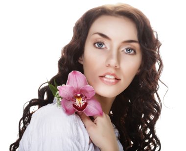 pembe orkide olan güzel kadın