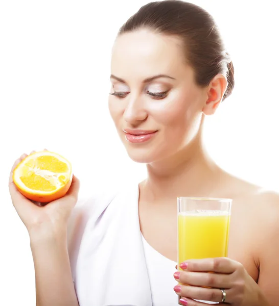 Fiatal, boldog nő narancslevet iszik. — Stock Fotó