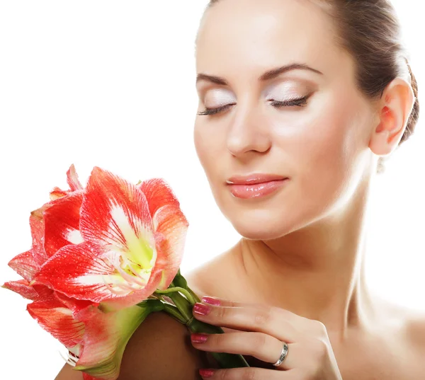 Joven hermosa mujer con grandes flores de color rosa — Foto de Stock