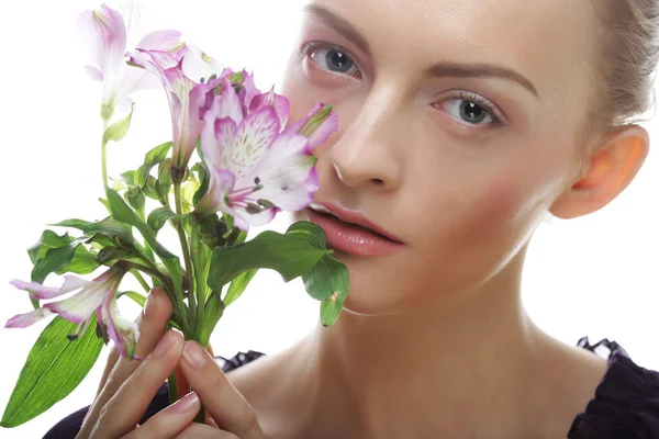 Portret van frisse en mooie vrouw met bloemen over witte achtergrond — Stockfoto