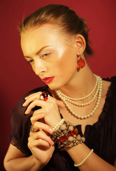 Hermosa joven rubia con exquisitas joyas — Foto de Stock