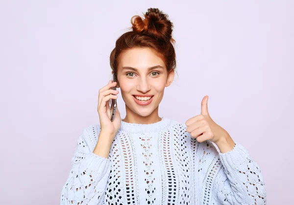 Style de vie et concept de personnes : Portrait d'une fille occasionnelle satisfaite tenant téléphone mobile et montrant ok geste isolé — Photo