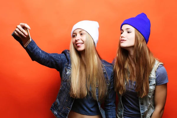 Twee jonge hipster meisjes vrienden nemen selfie — Stockfoto