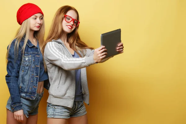 Deux copines hipster prenant selfie avec tablette numérique — Photo