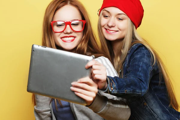 Twee hipster meisjes vrienden nemen selfie met digitale tablet — Stockfoto