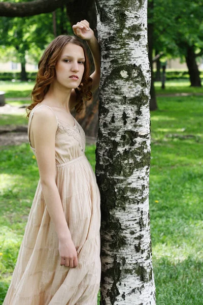 Mujer pelirroja joven con vestido de verano en el parque — Foto de Stock