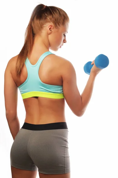 Junge Frau im Sportgerätetraining mit Handgewichten vor weißem Hintergrund — Stockfoto