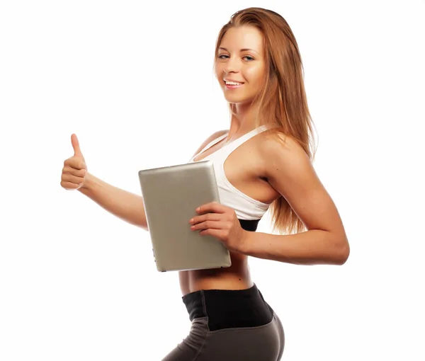 Fitness mladá žena ve sportovním stylu drží tablet a ukázat ok znamení stojící proti bílému pozadí — Stock fotografie