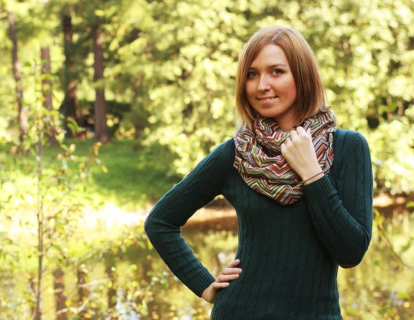 Femme près de la rivière en automne — Photo