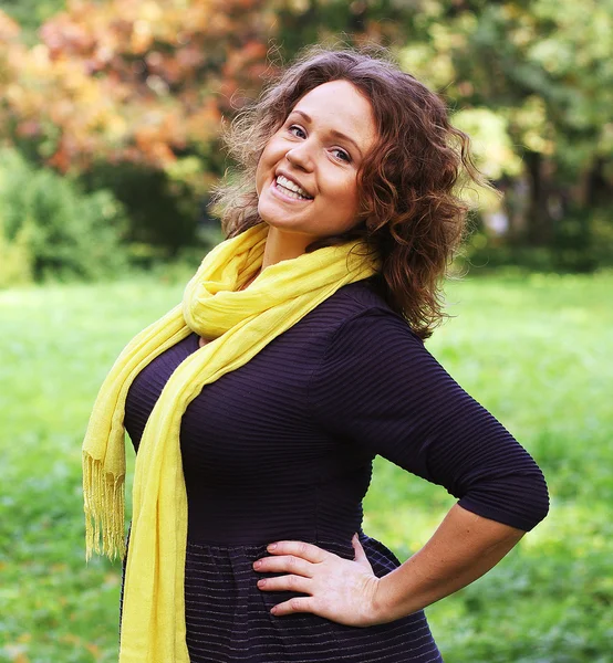 Vrouw wandelen in de herfst park — Stockfoto