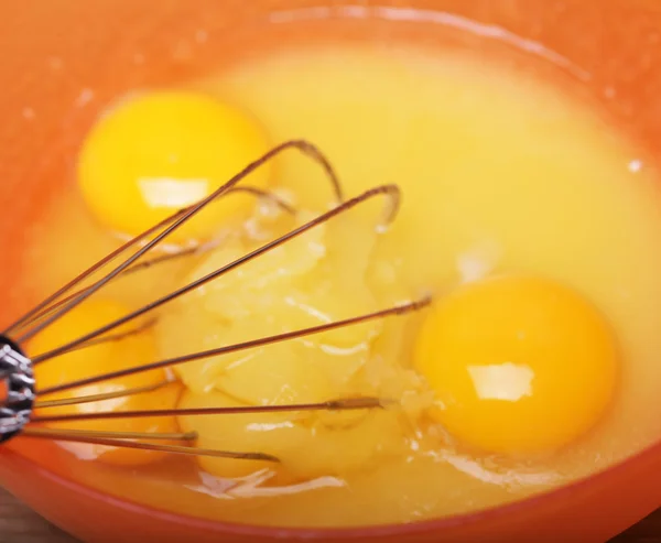 Huevos y azúcar en el tazón de la mezcla prepararse para hornear — Foto de Stock