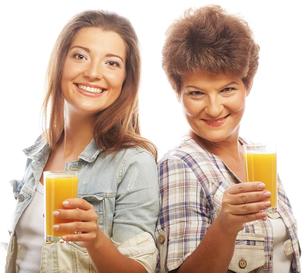 Twee vrouwen met jus d'orange. — Stockfoto