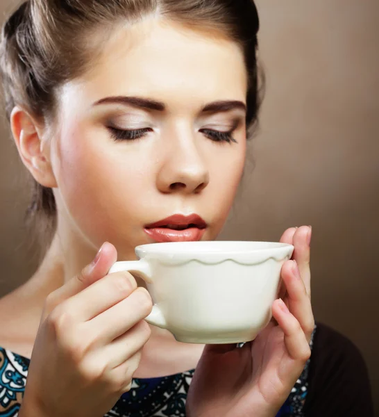 Mooie vrouw die koffie drinkt — Stockfoto