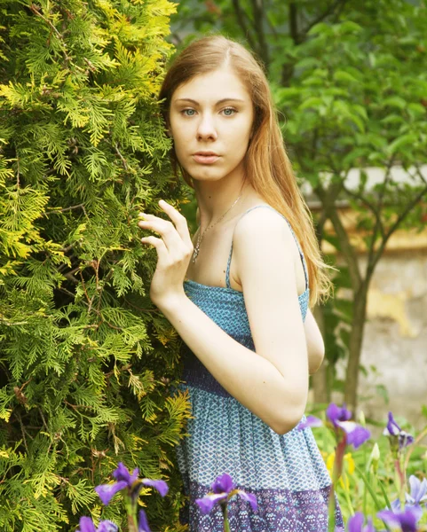 Woman posing in summer park — Stock Photo, Image