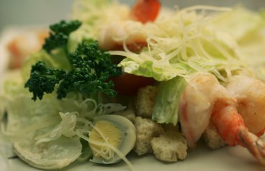 Sezar salata karides
