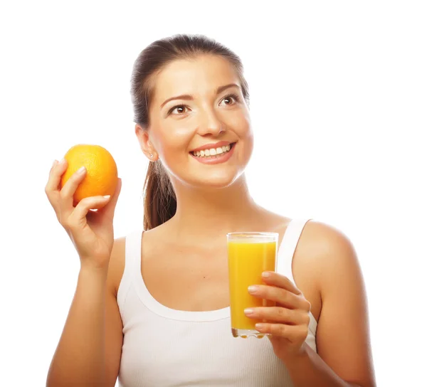 Jovem mulher feliz beber suco de laranja — Fotografia de Stock