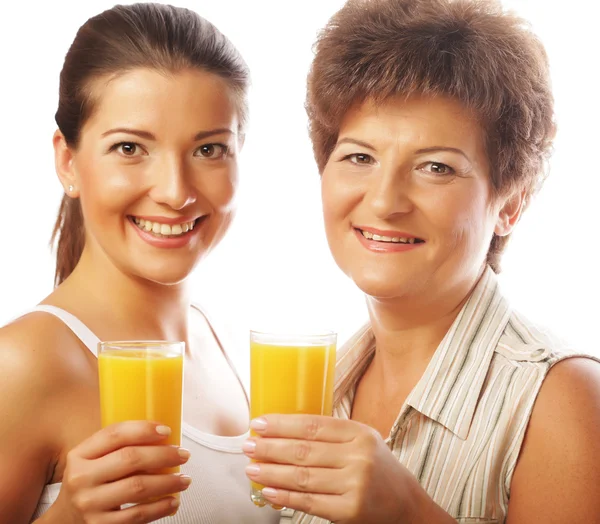 Portakal suyu ile iki kadın. Anne ve kızı — Stok fotoğraf