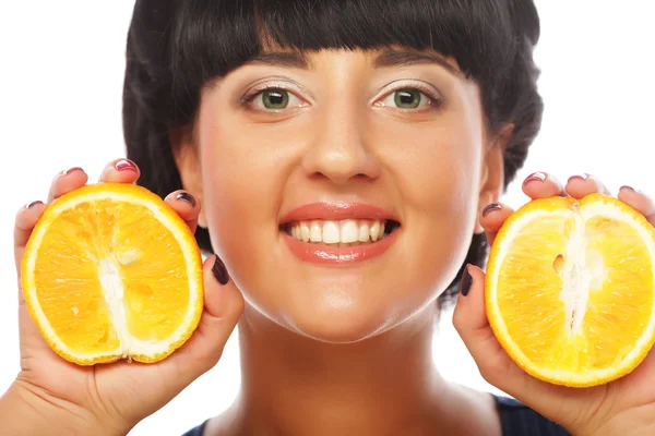 Boldog lány gazdaság narancs át arc — Stock Fotó